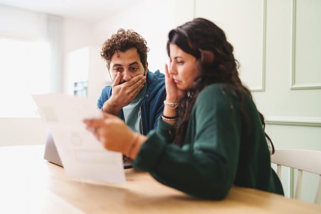 Een koppel leest samen een oproepingsbrief